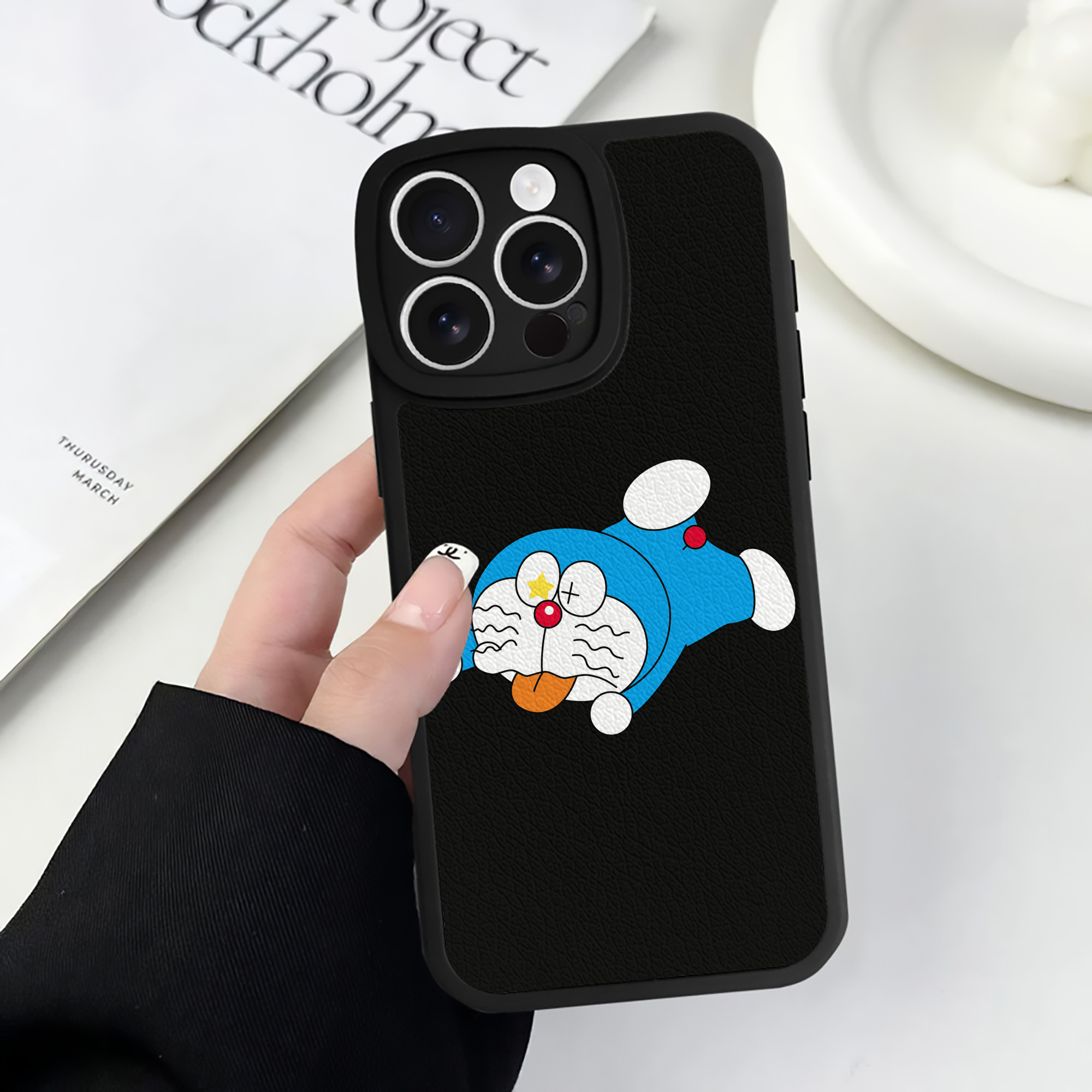 （画像用） ドラえもん Doraemon 【iPhone 16シリーズ対応】シリコンスマホケース（レザー調） 材質：シリコン